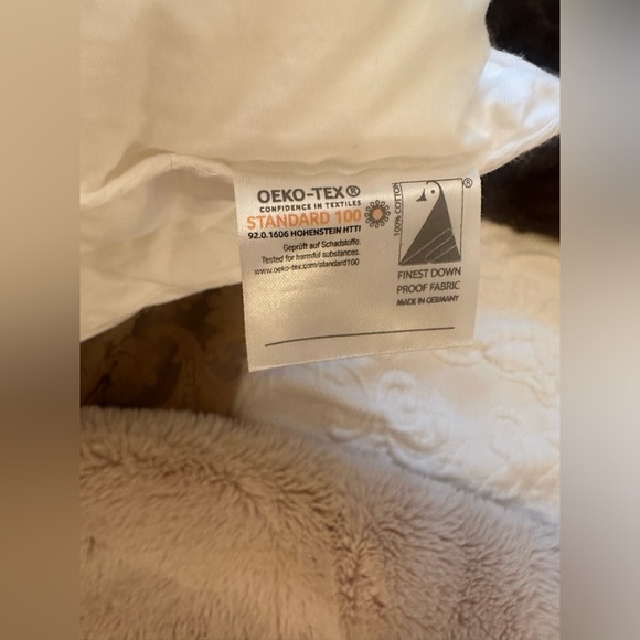 Bloomingdale’s Primaloft Pillow King Set - Picture 5 of 9